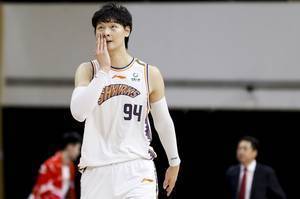 发挥平平!王哲林全场10中7得到17分7篮板2抢断 末节6犯离场