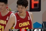 裁判不太友好！杨瀚森内线要位又被吹进攻犯规 个人犯规已达两次